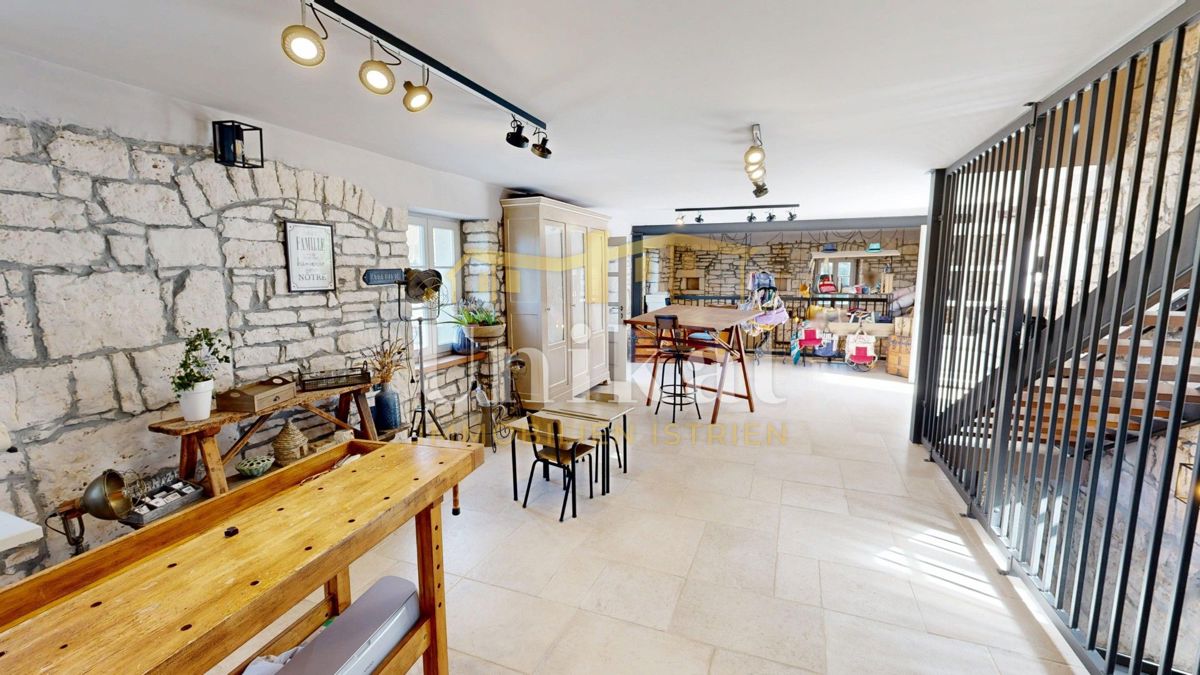 Čudovita posest z dvema kamnitima hišama in bazenom